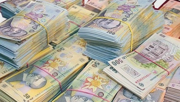 Bucureşti: Femeie de afaceri, acuzată că a înregistrat achiziţii fictive de combustibil, în valoare de peste 9 milioane de lei, pentru a nu plăti taxe către stat. Ea nu a achitat, ani la rând, impozitele salariaţilor firmei de pază pe care o administra