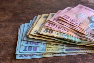 Federaţia Sindicatelor APIA: Intenţia de a permite ordonatorilor de credite să revizuiască lunar majorarea salarială de până la 40% acordată personalului care gestionează fonduri europene este o măsură nejustificată, abuzivă şi extrem de periculoasă