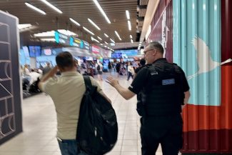 Pasager al unei curse aeriene de la Londra-Luton spre Bacău, dat jos din avion după ce poliţiştii au stabilit că a furat ochelari de soare dintr-un magazin duty free/ Bărbatul, obligat să plătească bunurile furate