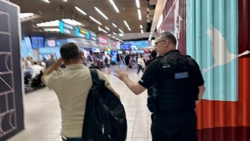 Pasager al unei curse aeriene de la Londra-Luton spre Bacău, dat jos din avion după ce poliţiştii au stabilit că a furat ochelari de soare dintr-un magazin duty free/ Bărbatul, obligat să plătească bunurile furate