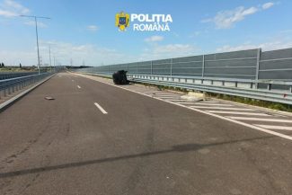 Bărbat pe numele căruia era emis un mandat de arestare preventivă pentru furt şi conducere fără permis, prins de poliţişti după o urmărire în trafic pe A2/ Maşina condusă de el a lovit parapetul şi s-a răsturnat