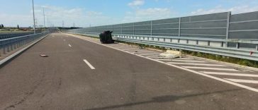 Bărbat pe numele căruia era emis un mandat de arestare preventivă pentru furt şi conducere fără permis, prins de poliţişti după o urmărire în trafic pe A2/ Maşina condusă de el a lovit parapetul şi s-a răsturnat