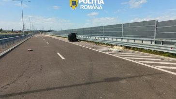 Bărbat pe numele căruia era emis un mandat de arestare preventivă pentru furt şi conducere fără permis, prins de poliţişti după o urmărire în trafic pe A2/ Maşina condusă de el a lovit parapetul şi s-a răsturnat