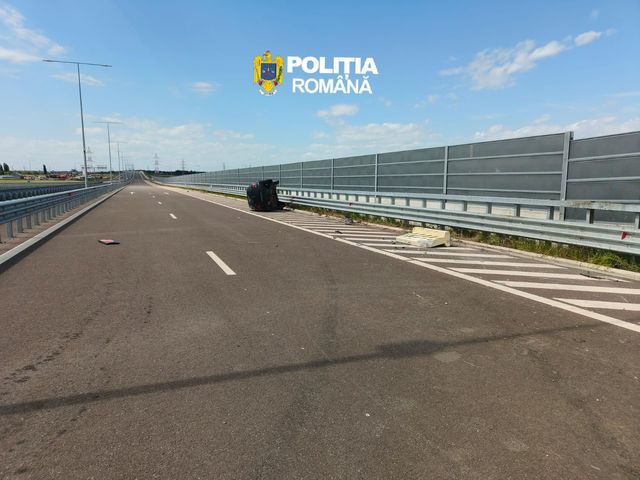 Bărbat pe numele căruia era emis un mandat de arestare preventivă pentru furt şi conducere fără permis, prins de poliţişti după o urmărire în trafic pe A2/ Maşina condusă de el a lovit parapetul şi s-a răsturnat