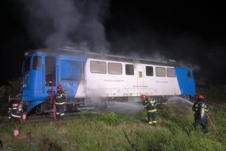 Incendiu la locomotiva unui tren de călători aflat în Halta Tămăşeu, din judeţul Bihor/ Vagoanele au fost decuplate, iar locomotiva a fost dusă la distanţă sigură de acestea/ Au intervenit pompierii militari/ Cauza probabilă