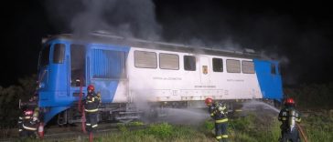 Incendiu la locomotiva unui tren de călători aflat în Halta Tămăşeu, din judeţul Bihor/ Vagoanele au fost decuplate, iar locomotiva a fost dusă la distanţă sigură de acestea/ Au intervenit pompierii militari/ Cauza probabilă