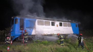 Incendiu la locomotiva unui tren de călători aflat în Halta Tămăşeu, din judeţul Bihor/ Vagoanele au fost decuplate, iar locomotiva a fost dusă la distanţă sigură de acestea/ Au intervenit pompierii militari/ Cauza probabilă