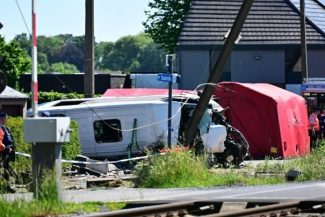 Mai mulţi morţi în Belgia, după ce un tren loveşte un autocar şcolar în care se aflau şapte elevi, şoferul şi un însoţitor