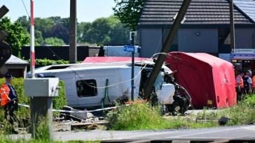 Mai mulţi morţi în Belgia, după ce un tren loveşte un autocar şcolar în care se aflau şapte elevi, şoferul şi un însoţitor