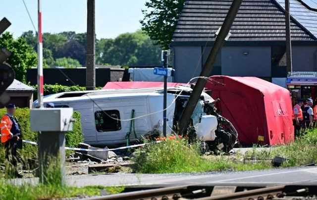 Mai mulţi morţi în Belgia, după ce un tren loveşte un autocar şcolar în care se aflau şapte elevi, şoferul şi un însoţitor