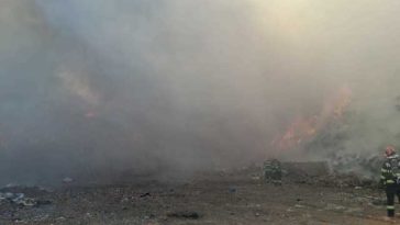 Două incendii în judeţul Bihor: primul, semnalat încă de luni pe un deal împădurit. Al doilea incendiu, izbucnit la groapa de gunoi din Oradea, la un interval de aproximativ 13 ore – FOTO