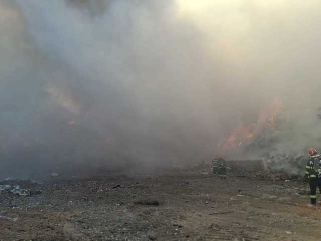 Două incendii în judeţul Bihor: primul, semnalat încă de luni pe un deal împădurit. Al doilea incendiu, izbucnit la groapa de gunoi din Oradea, la un interval de aproximativ 13 ore – FOTO