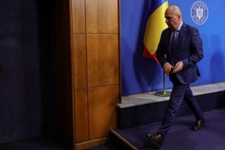 Premierul Ilie Bolojan se confruntă marţi cu moţiunea de cenzură PSD-AUR. Rezultatul votului din plenul Camerelor reunite este incert. PSD mizează pe număr de voturi peste cel al semnatarilor moţiunii, ceea ce ar echivala cu căderea Guvernului