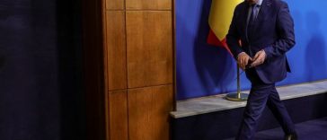 Premierul Ilie Bolojan se confruntă marţi cu moţiunea de cenzură PSD-AUR. Rezultatul votului din plenul Camerelor reunite este incert. PSD mizează pe număr de voturi peste cel al semnatarilor moţiunii, ceea ce ar echivala cu căderea Guvernului