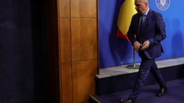Premierul Ilie Bolojan se confruntă marţi cu moţiunea de cenzură PSD-AUR. Rezultatul votului din plenul Camerelor reunite este incert. PSD mizează pe număr de voturi peste cel al semnatarilor moţiunii, ceea ce ar echivala cu căderea Guvernului