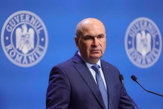 Bolojan, la inaugurarea unei creşe în Suceava, construcţie finanţată prin PNRR. El a afirmat că nu sunt probleme cu angajările în creşele construite prin acest program, fiind acordate derogări de la legislaţie