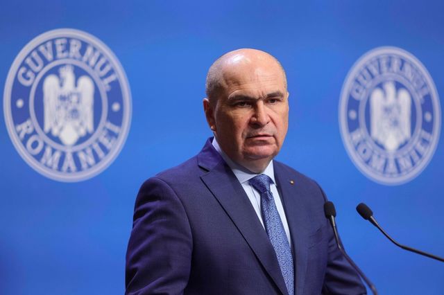 Bolojan, la inaugurarea unei creşe în Suceava, construcţie finanţată prin PNRR. El a afirmat că nu sunt probleme cu angajările în creşele construite prin acest program, fiind acordate derogări de la legislaţie