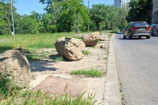 Garda de Mediu Timiş anunţă că a amendat Primăria Timişoara cu 105.000 de lei pentru bolovanii din oraş care au deteriorat spaţiile verzi/ Bolovanii au fost cumpăraţi cu 100.000 de lei şi au fost puşi pentru a împiedica parcarea maşinilor