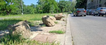 Garda de Mediu Timiş anunţă că a amendat Primăria Timişoara cu 105.000 de lei pentru bolovanii din oraş care au deteriorat spaţiile verzi/ Bolovanii au fost cumpăraţi cu 100.000 de lei şi au fost puşi pentru a împiedica parcarea maşinilor