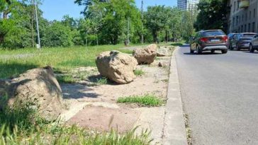 Garda de Mediu Timiş anunţă că a amendat Primăria Timişoara cu 105.000 de lei pentru bolovanii din oraş care au deteriorat spaţiile verzi/ Bolovanii au fost cumpăraţi cu 100.000 de lei şi au fost puşi pentru a împiedica parcarea maşinilor