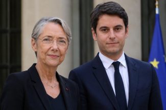 Luptă în fostul partid al lui Macron. Fostul premier Elisabeth Borne anunţă că se retrage din conducerea Renaissance, fiind „în dezacord” cu linia partidului promovată de Gabriel Attal, şi el fost premier