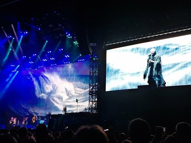 Iron Maiden, show teatral la Bucureşti – Bruce Dickinson & Co au spus o poveste de 50 de ani pentru mai multe generaţii prezente pe Arena Naţională/ FOTO