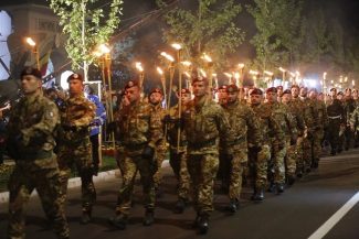Ziua Eroilor, celebrată joi în garnizoanele din întreaga ţară, dar şi în teatrele de operaţii / Concert susţinut de reprezentanţi ai Inspectoratului General al Muzicilor Militare şi retragerea cu torţe, la Bucureşti