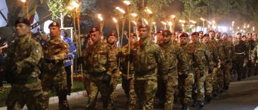 Ziua Eroilor, celebrată joi în garnizoanele din întreaga ţară, dar şi în teatrele de operaţii / Concert susţinut de reprezentanţi ai Inspectoratului General al Muzicilor Militare şi retragerea cu torţe, la Bucureşti