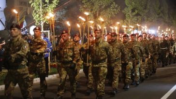 Ziua Eroilor, celebrată joi în garnizoanele din întreaga ţară, dar şi în teatrele de operaţii / Concert susţinut de reprezentanţi ai Inspectoratului General al Muzicilor Militare şi retragerea cu torţe, la Bucureşti