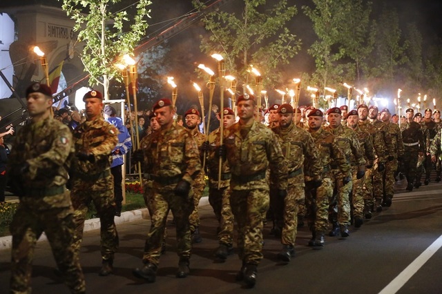 Ziua Eroilor, celebrată joi în garnizoanele din întreaga ţară, dar şi în teatrele de operaţii / Concert susţinut de reprezentanţi ai Inspectoratului General al Muzicilor Militare şi retragerea cu torţe, la Bucureşti
