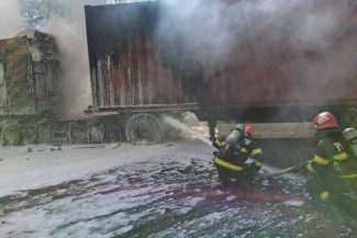 Autovehicul încărcat cu două tone de hârtie, în flăcări pe DN 7/ Traficul rutier, întrerupt temporar/ Pompierii au stins focul, însă cabina camionului şi hârtia au ars complet, iar semiremorca în proporţie de 50%/ Şoferul a inhalat fum – FOTO VIDEO