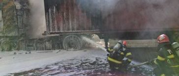 Autovehicul încărcat cu două tone de hârtie, în flăcări pe DN 7/ Traficul rutier, întrerupt temporar/ Pompierii au stins focul, însă cabina camionului şi hârtia au ars complet, iar semiremorca în proporţie de 50%/ Şoferul a inhalat fum – FOTO VIDEO