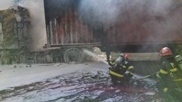 Autovehicul încărcat cu două tone de hârtie, în flăcări pe DN 7/ Traficul rutier, întrerupt temporar/ Pompierii au stins focul, însă cabina camionului şi hârtia au ars complet, iar semiremorca în proporţie de 50%/ Şoferul a inhalat fum – FOTO VIDEO