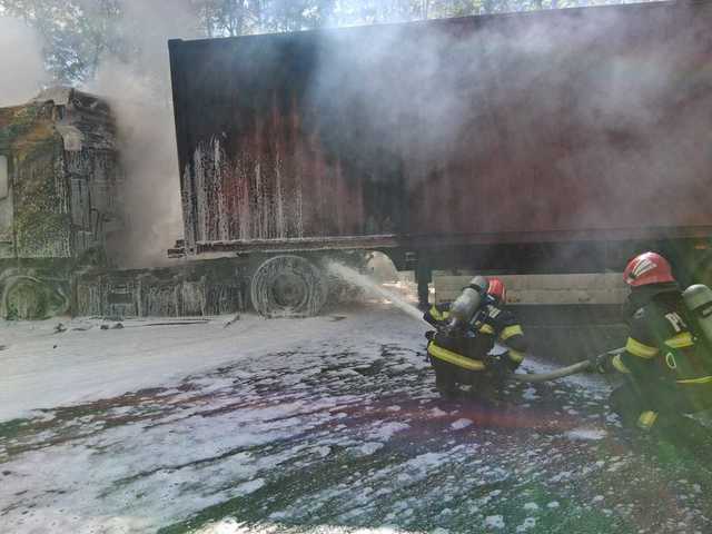 Autovehicul încărcat cu două tone de hârtie, în flăcări pe DN 7/ Traficul rutier, întrerupt temporar/ Pompierii au stins focul, însă cabina camionului şi hârtia au ars complet, iar semiremorca în proporţie de 50%/ Şoferul a inhalat fum – FOTO VIDEO
