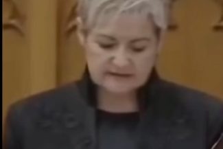 O reprezentantă a comunităţii româneşti din Ungaria a depus jurământul în limba română, la preluarea mandatului de parlamentar – Csoma Botond: Îmi imaginez cum s-ar umfla în pene şovinii dacă la noi cineva ar depune jurământul în limba maghiară – VIDEO