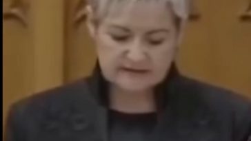 O reprezentantă a comunităţii româneşti din Ungaria a depus jurământul în limba română, la preluarea mandatului de parlamentar – Csoma Botond: Îmi imaginez cum s-ar umfla în pene şovinii dacă la noi cineva ar depune jurământul în limba maghiară – VIDEO