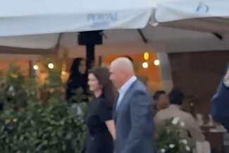 Premierul Ilie Bolojan, aplaudat în Cetatea Oradea, la ieşirea dintr-un restaurant / Imaginile au fost postate în mediul online / Internaut: Să fii aplaudat la scenă deschisă, după ce ai fost demis printr-o moţiune de cenzură, mai rar – VIDEO