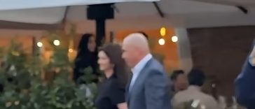 Premierul Ilie Bolojan, aplaudat în Cetatea Oradea, la ieşirea dintr-un restaurant / Imaginile au fost postate în mediul online / Internaut: Să fii aplaudat la scenă deschisă, după ce ai fost demis printr-o moţiune de cenzură, mai rar – VIDEO