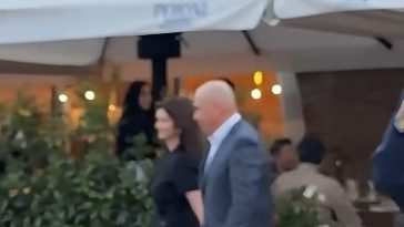 Premierul Ilie Bolojan, aplaudat în Cetatea Oradea, la ieşirea dintr-un restaurant / Imaginile au fost postate în mediul online / Internaut: Să fii aplaudat la scenă deschisă, după ce ai fost demis printr-o moţiune de cenzură, mai rar – VIDEO