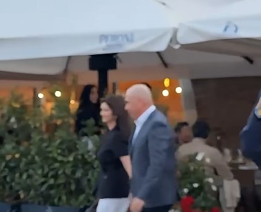 Premierul Ilie Bolojan, aplaudat în Cetatea Oradea, la ieşirea dintr-un restaurant / Imaginile au fost postate în mediul online / Internaut: Să fii aplaudat la scenă deschisă, după ce ai fost demis printr-o moţiune de cenzură, mai rar – VIDEO