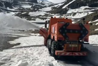 Drumarii au început deszăpezirea pe Transfăgărăşan – Stratul de zăpadă este mai mare decât în alţi ani – VIDEO