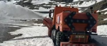 Drumarii au început deszăpezirea pe Transfăgărăşan – Stratul de zăpadă este mai mare decât în alţi ani – VIDEO
