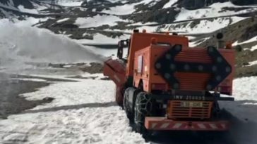 Drumarii au început deszăpezirea pe Transfăgărăşan – Stratul de zăpadă este mai mare decât în alţi ani – VIDEO