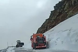 Drumarii deszăpezesc Transalpina şi Transfăgărăşanul şi fac eforturi pentru finalizarea operaţiunilor pentru redeschiderea traficului – VIDEO