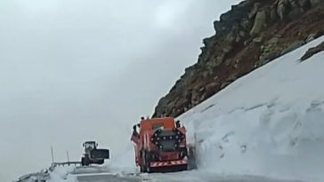 Drumarii deszăpezesc Transalpina şi Transfăgărăşanul şi fac eforturi pentru finalizarea operaţiunilor pentru redeschiderea traficului – VIDEO