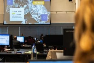 Europol, operaţiune în 31 de state, inclusiv România, pentru confiscarea activelor provenite din infracţiuni grave – S-au depistat aproape 900 de conturi bancare şi 55 de portofele de criptomonede, zeci de autoturisme şi imobile, dar şi o navă