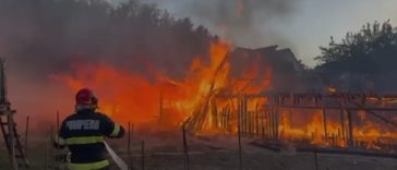 Puternic incendiu într-o localitate din judeţul Bistriţa-Năsăud, unde ard mai multe anexe – 50 de pui de găină şi 30 de miei nu au putut fi salvaţi – VIDEO