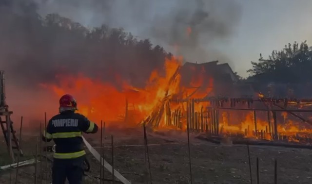 Puternic incendiu într-o localitate din judeţul Bistriţa-Năsăud, unde ard mai multe anexe – 50 de pui de găină şi 30 de miei nu au putut fi salvaţi – VIDEO