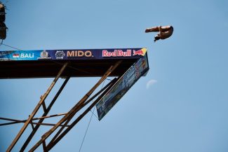 Sărituri în apă de la mare înălţime: Cătălin Preda, la un pas de podium în prima etapă din Seria Mondială Red Bull Cliff Diving