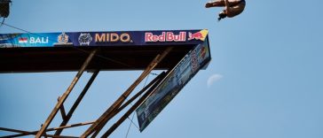 Sărituri în apă de la mare înălţime: Cătălin Preda, la un pas de podium în prima etapă din Seria Mondială Red Bull Cliff Diving